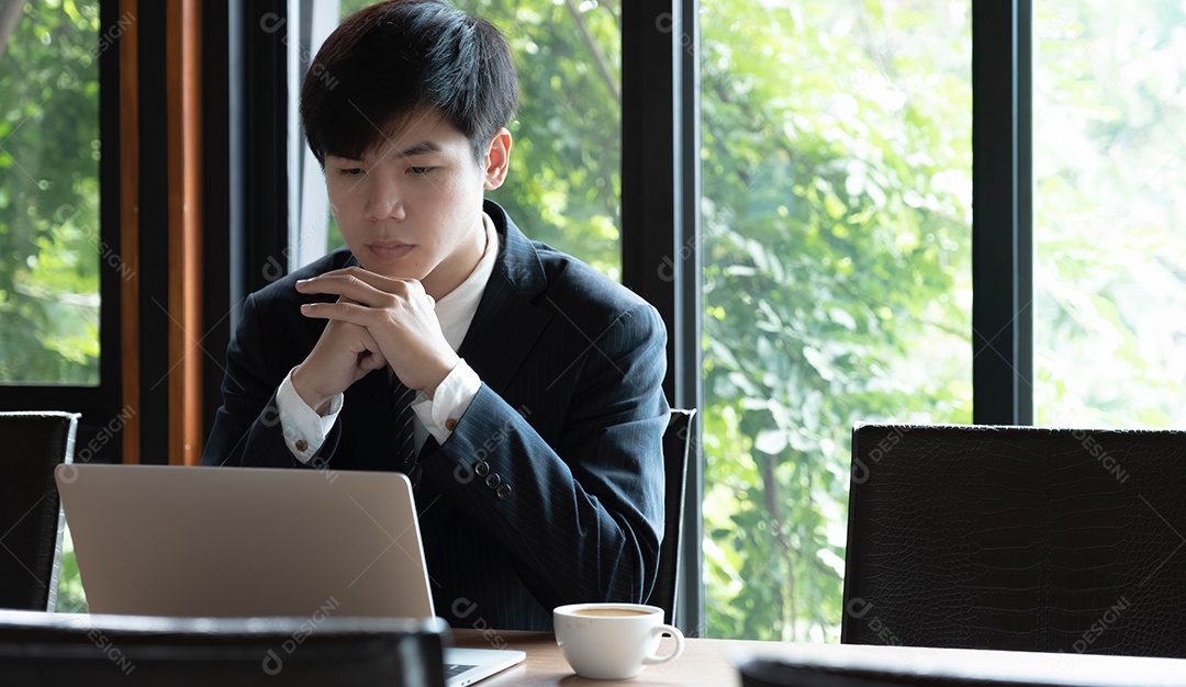 Jovem empresário asiático trabalhando no laptop