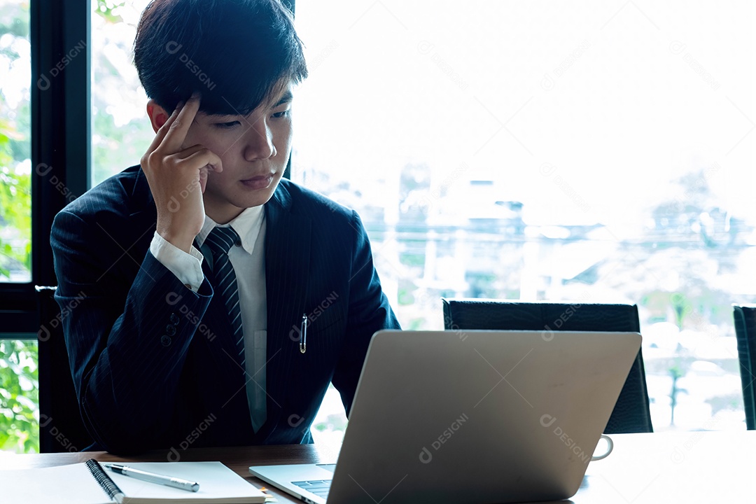 Jovem empresário trabalhando no laptop