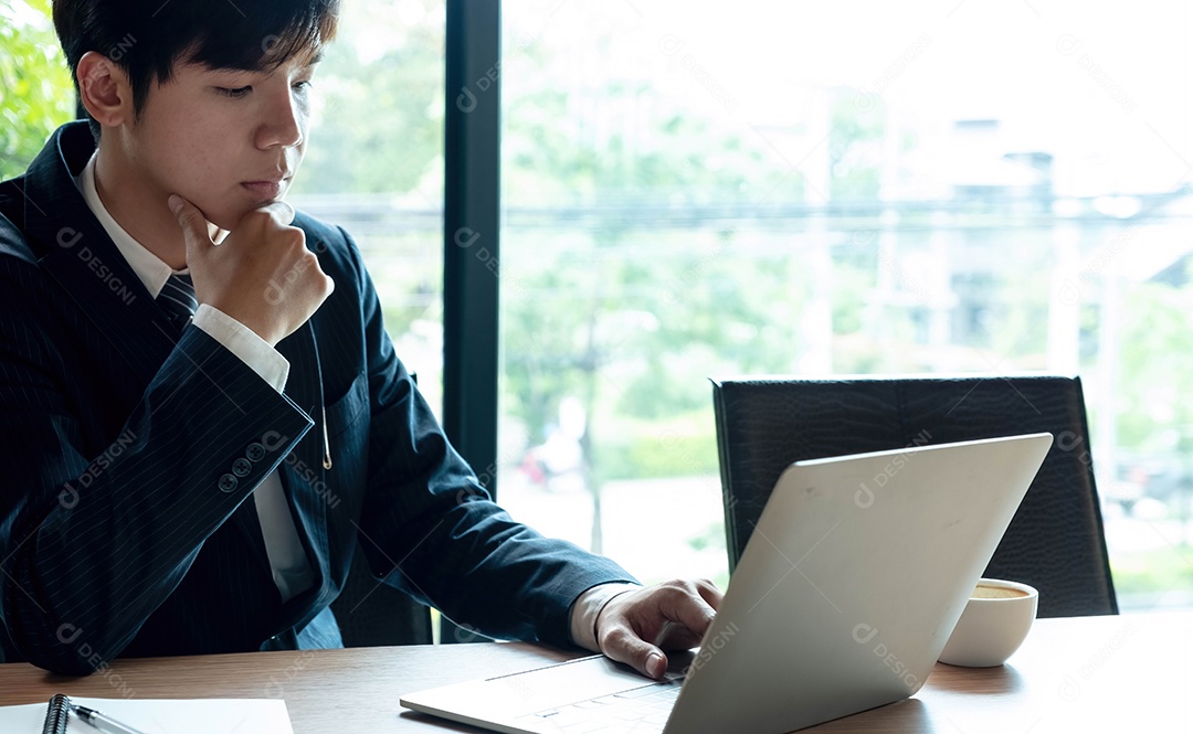 Homem asiático com terno jovem empresário na sala executiva do ceo da empresa