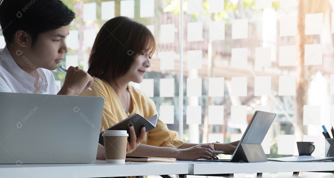 Jovens trabalhando no escritório da empresa