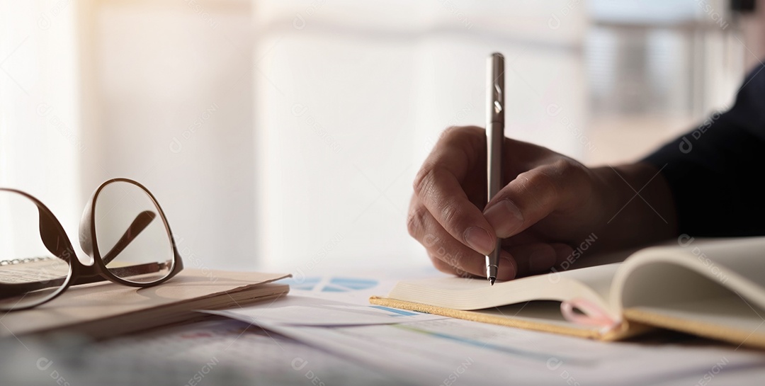 Mulher asiática escrevendo no caderno na mesa