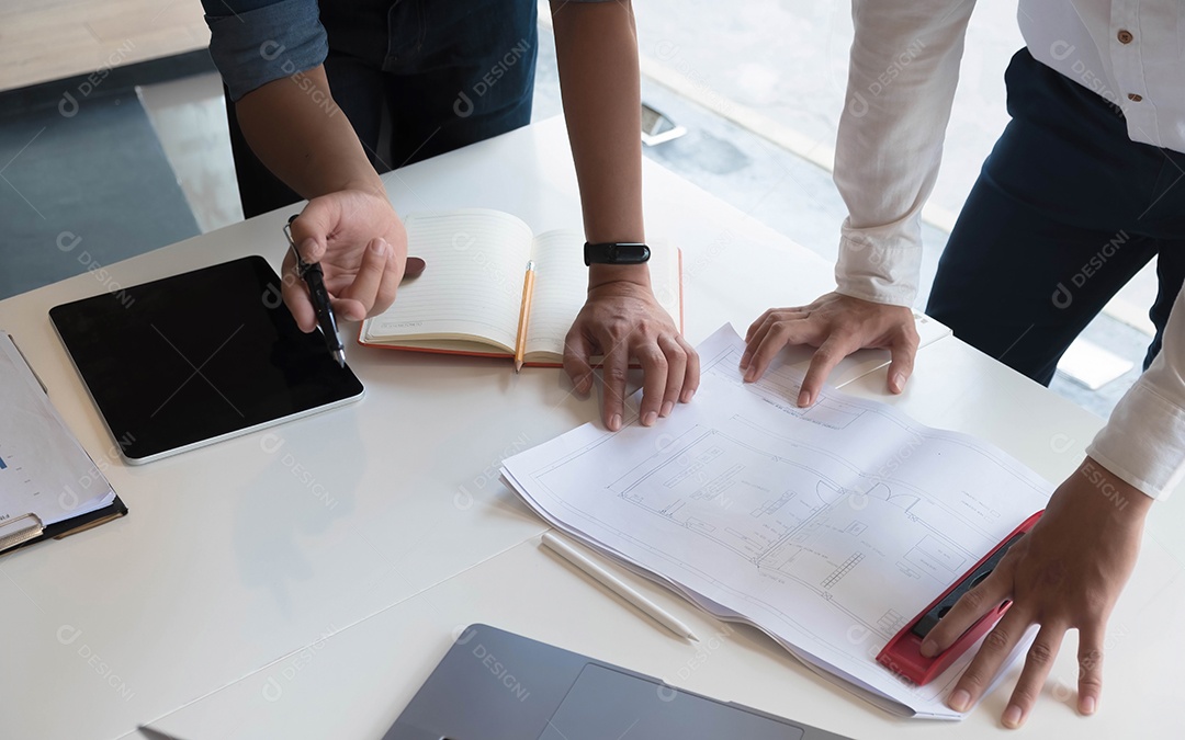 Dois engenheiros de construção trabalhando no canteiro de obras