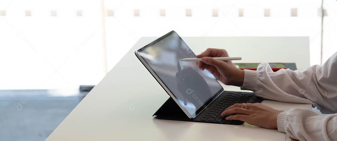 Empresária usando a tela em branco do laptop enquanto trabalha com cálculo