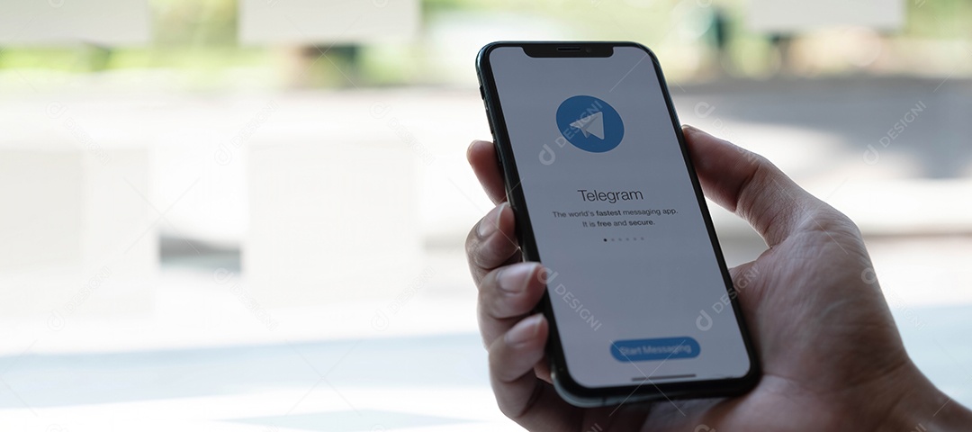 Ícone do aplicativo Telegram da tela do Apple iPhone Xs.