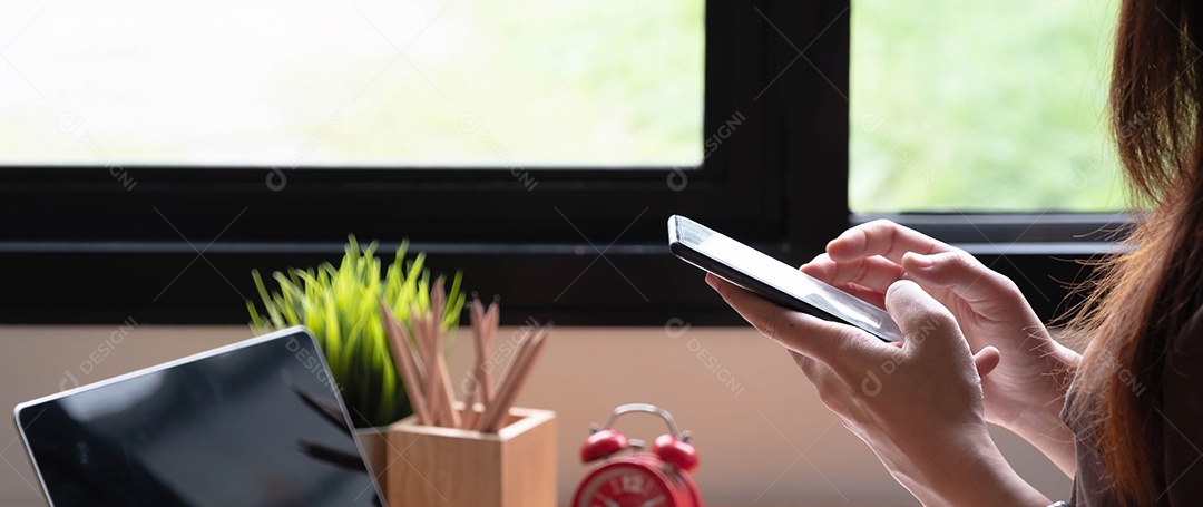 Mão de uma mulher usando smartphone, mensagem de texto