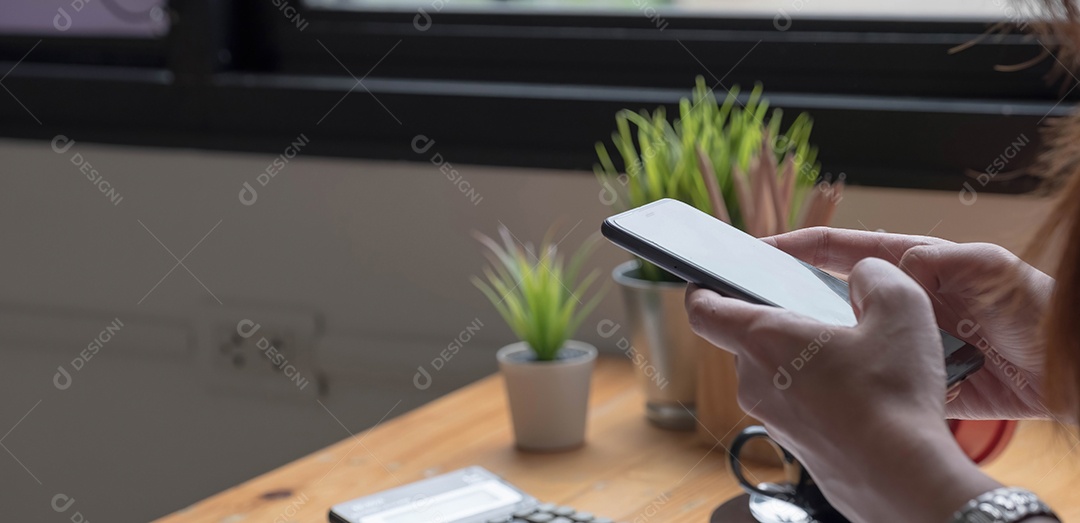 Mão de uma mulher usando smartphone, mensagem de texto