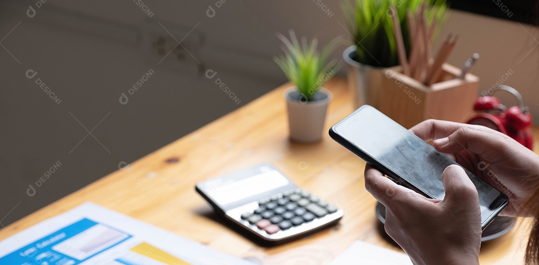 Mão de uma mulher usando smartphone, mensagem de texto