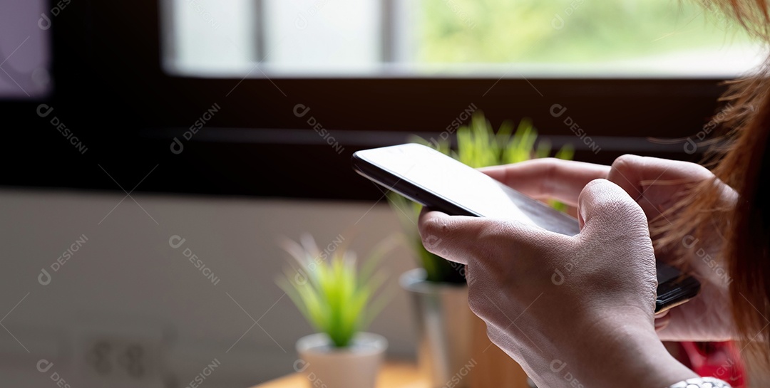 Mão de uma mulher usando smartphone, mensagem de texto