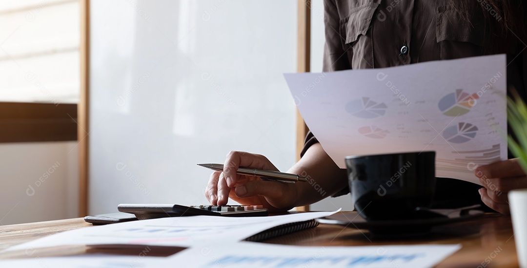 Empresário usando calculadora e laptop para calculação