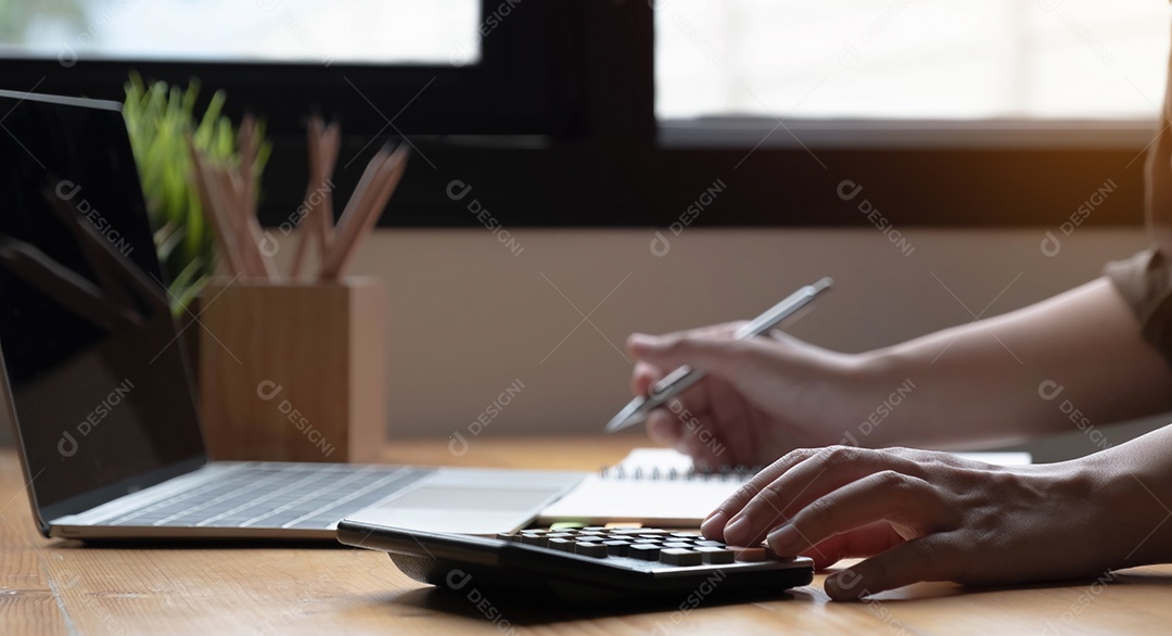 Mão de mulher ou mão de contador segurando caneta trabalhando