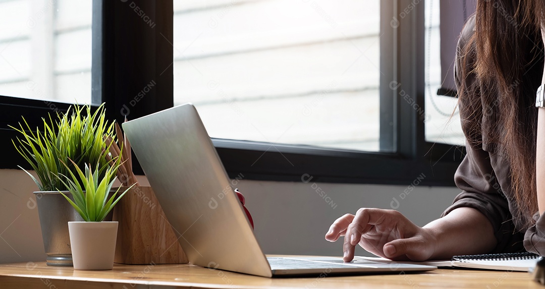 Mão de uma empresária ou contador segurando um lápis trabalhando na calculadora