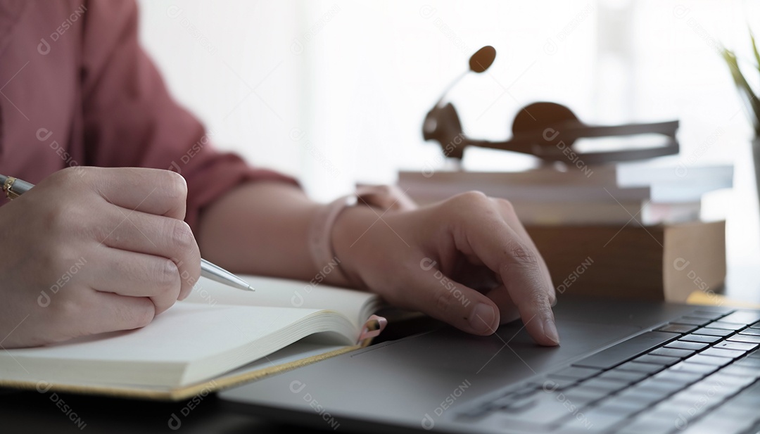 Mão de uma mulher ou contador segurando um lápis trabalhando na calculadora