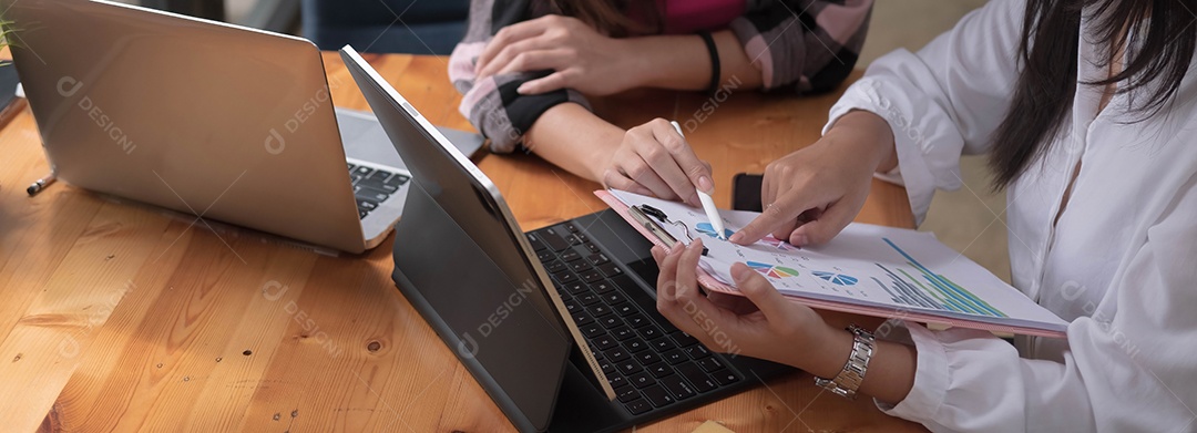 Empresários discutindo as tabelas e gráficos exibidos