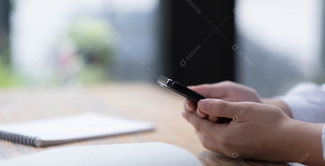 Garota apontando o dedo na tela do telefone inteligente em desfoque