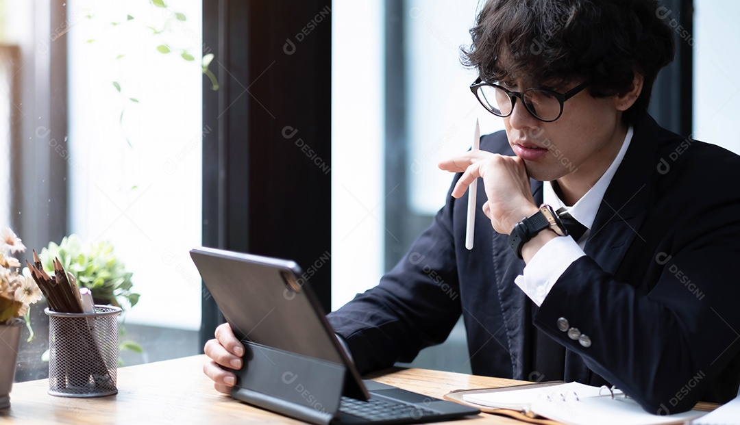 Mão do empresário com caneta escrevendo no caderno.