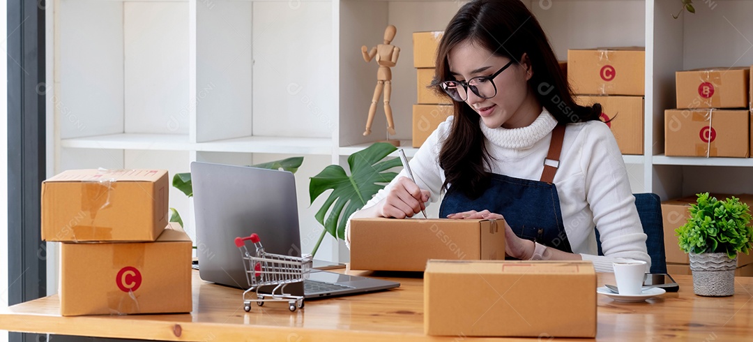 Jovem proprietário de uma pequena empresa escrevendo endereço