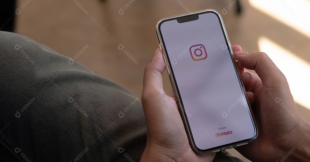 Um homem segura o Apple iPhone 13 Pro com o aplicativo Instagram na tela