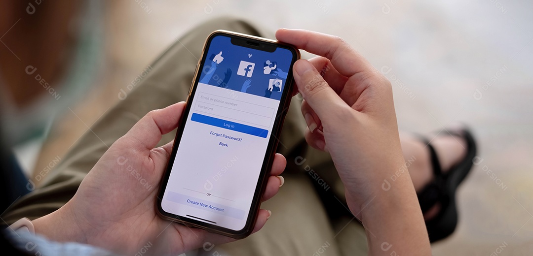 Mulher segurando um iPhone X com serviço social de Internet Facebook na tela