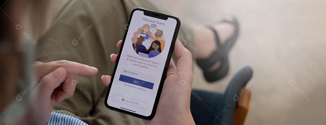 Um empregado que trabalha em casa