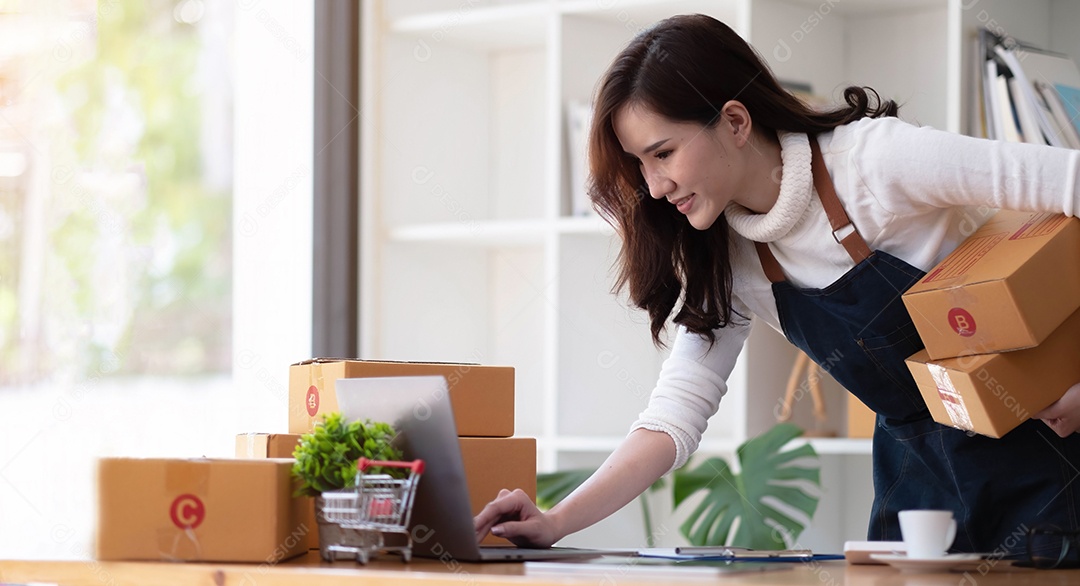 Iniciando o pequeno empresário PME freelancer, jovem retrato trabalhando em escritório doméstico