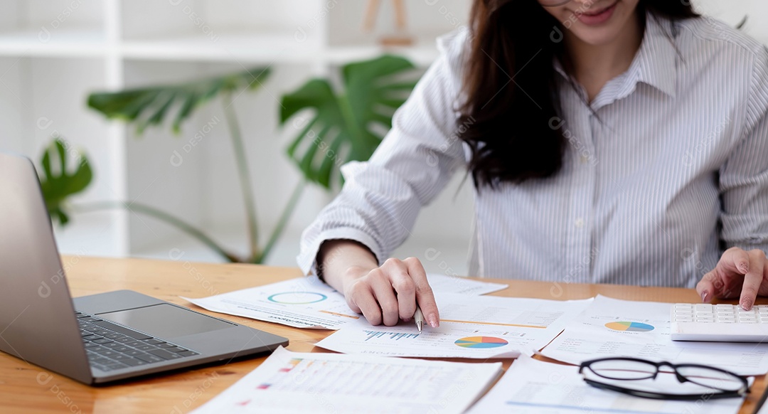 Mulher asiática do retrato com relatório financeiro e calculadora.