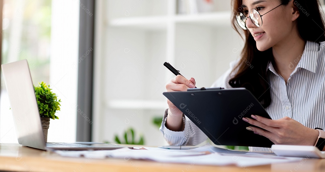 Empresária trabalhando apontando nos dados apresentados