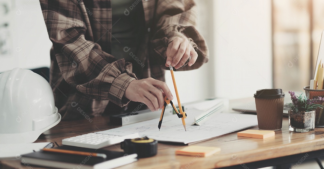 Arquitetos conceituais, engenheiro segurando o arco do equipamento