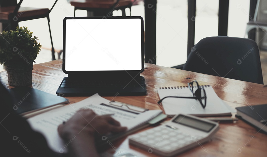 Homem trabalhando com computador tablet digital para análise financeira