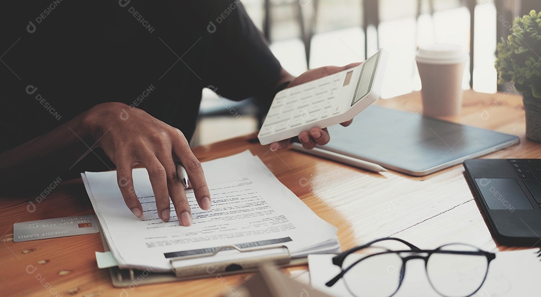 Homem calculando gráfico financeiro para investimento na compra de imóveis