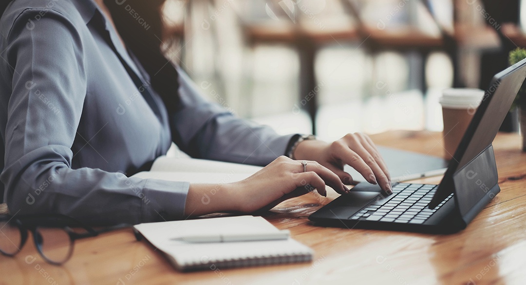 Imagem recortada de empresária profissional trabalhando em seu escritório