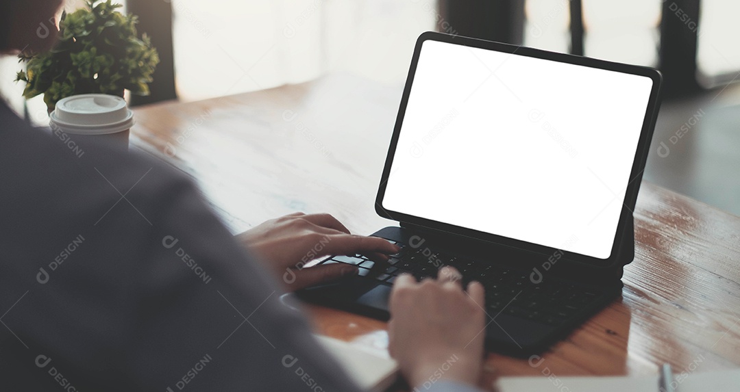 Jovem mulher usando computador portátil em casa.
