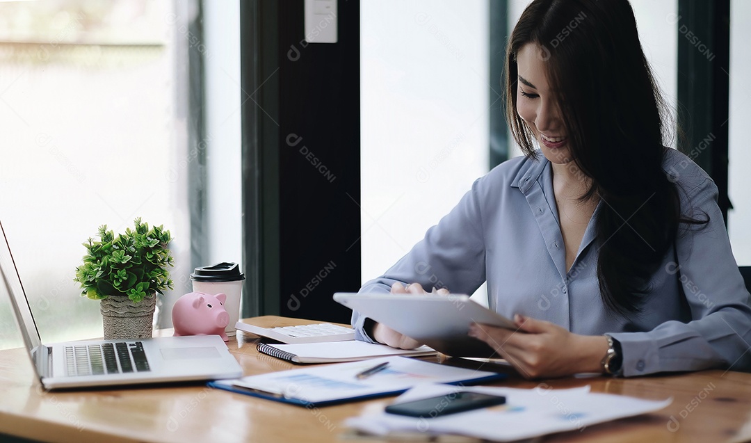 Mulher asiática de negócios usando laptop para fazer finanças matemáticas