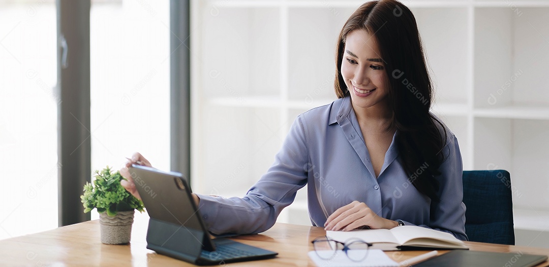 Retrato empresária asiática trabalhando no laptop no café
