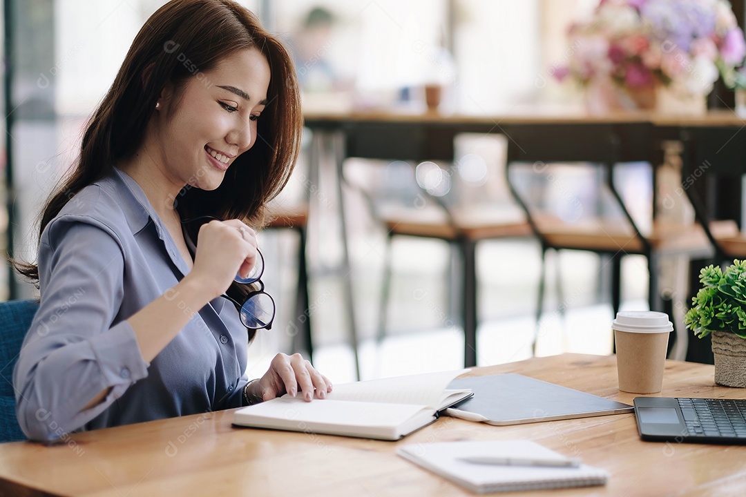 Retrato de empresária asiática trabalhando em tablet digital