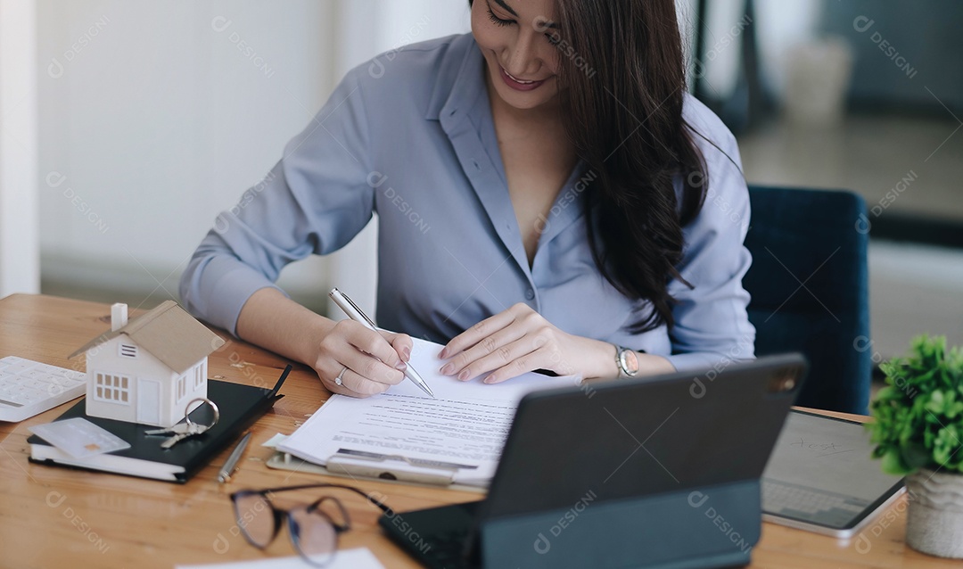 Retrato de mulher de negócios e advogados discutindo o papel do contrato