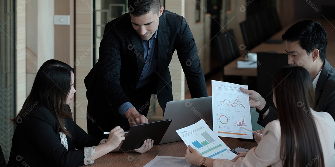 Vista frontal de diversos empresários trabalhando juntos no laptop