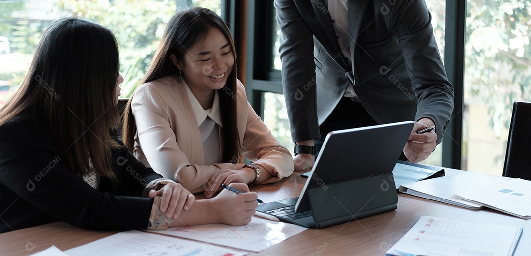 Executivos que encontram o conceito corporativo da discussão da conferência