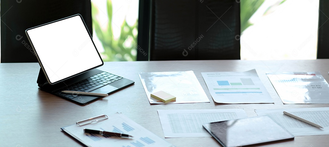 Laptop com tela em branco e smartphone na mesa.