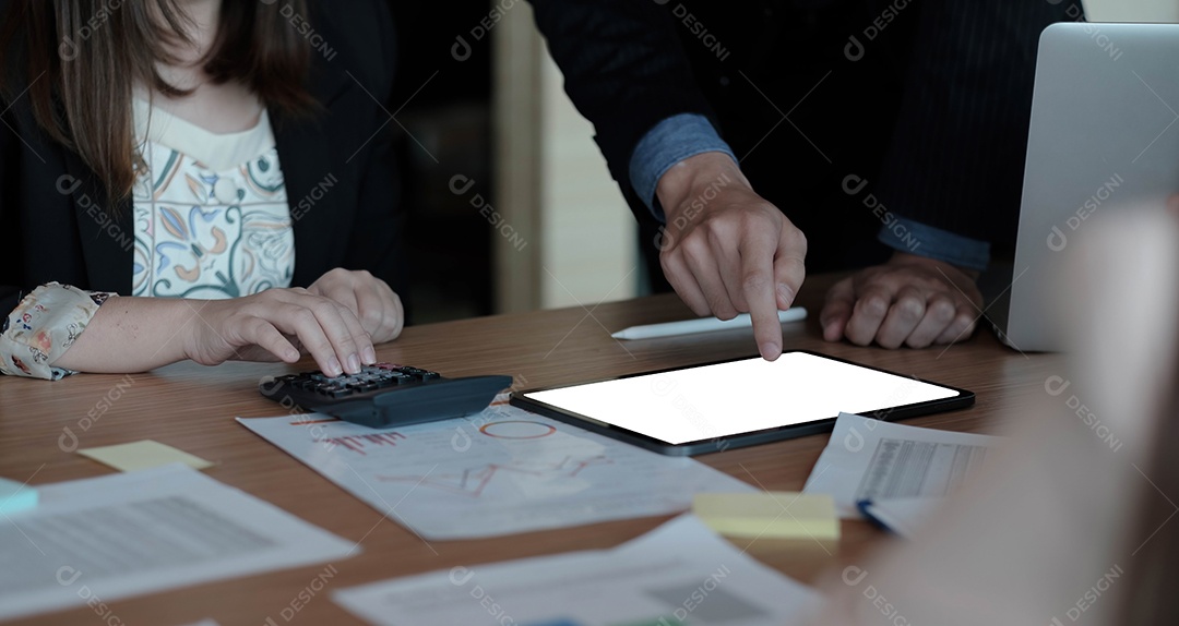 Imagem recortada de mulher secretária digitando na tela branca