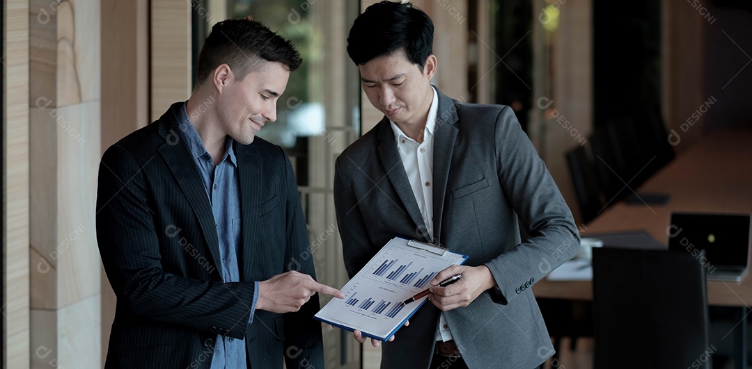 Executivos que encontram-se para discutir a situação no mercado