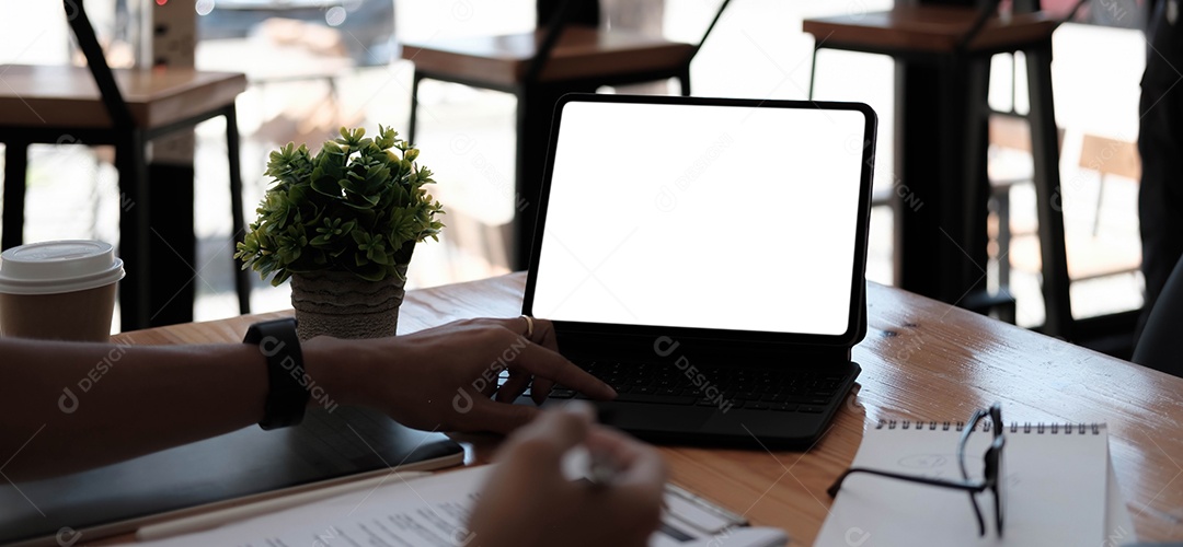 Empresária usando a tela em branco do laptop enquanto trabalha com cálculo