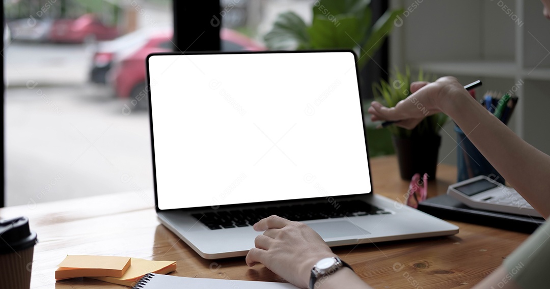 Empresária usando a tela em branco do laptop enquanto trabalha com cálculo