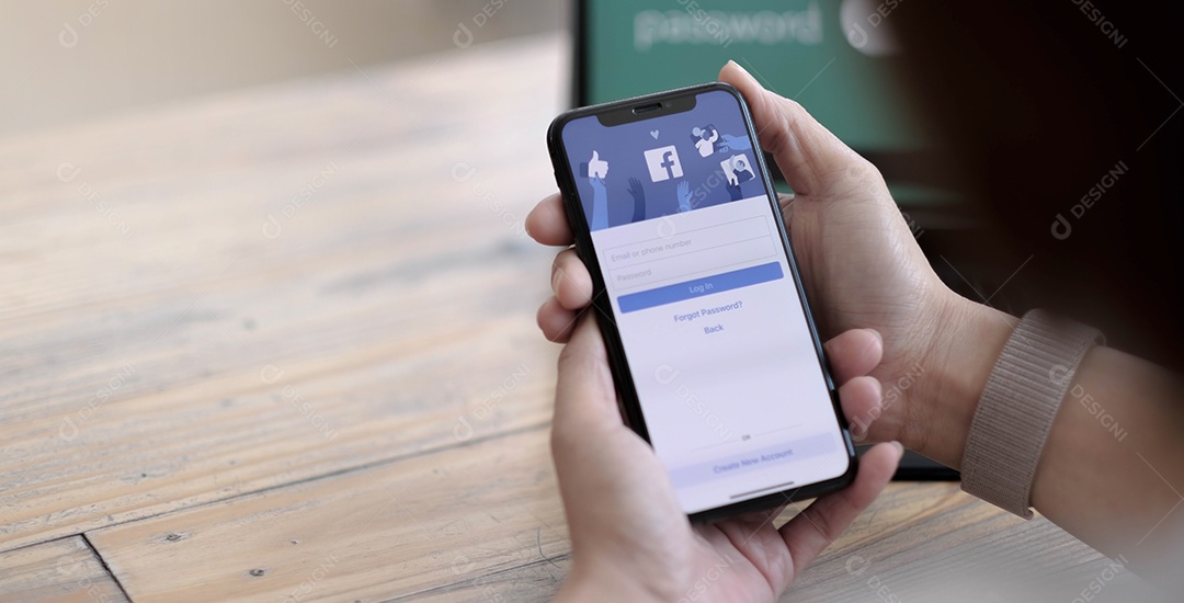 Mulher segurando um iPhone X