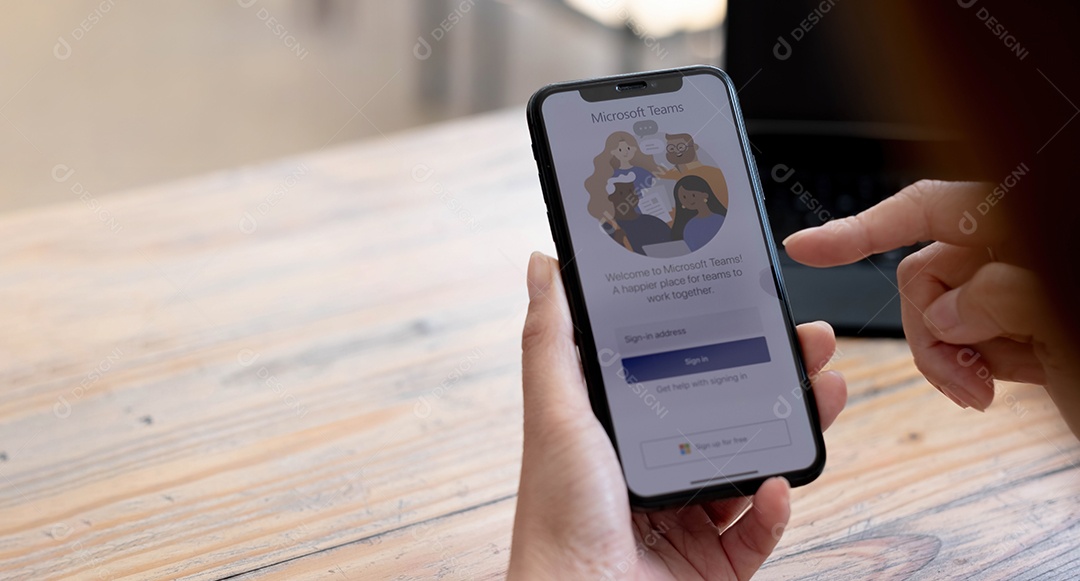 Um empregado que trabalha em casa