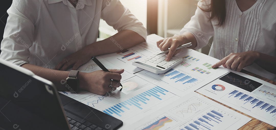 Grupo de empresários de brainstorming descreve a lista de trabalhar juntos no escritório.