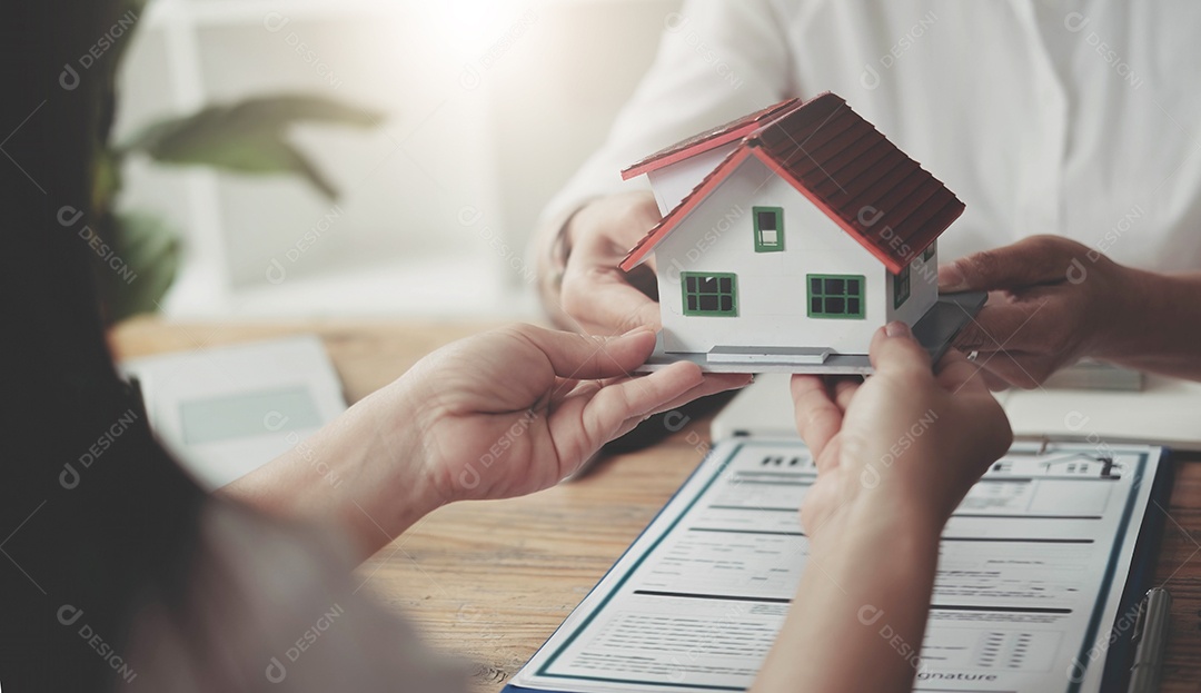 Corretor de imóveis deu a casa para clientes que compraram