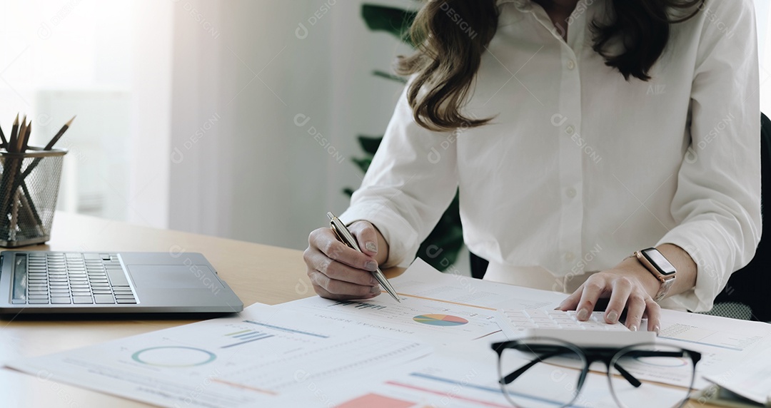 Jovem empresária revisando as estatísticas econômicas do projeto