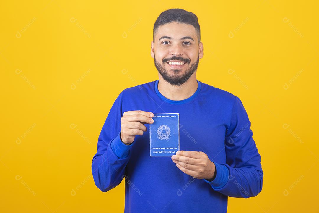 Homem brasileiro com trabalho documental e segurança social, (Carteira de Trabalho e Previdência Social)