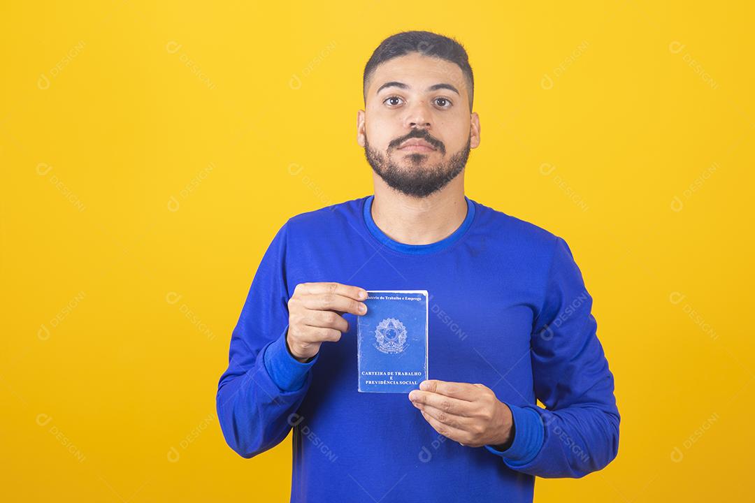 Homem brasileiro com trabalho documental e segurança social, (Carteira de Trabalho e Previdência Social)