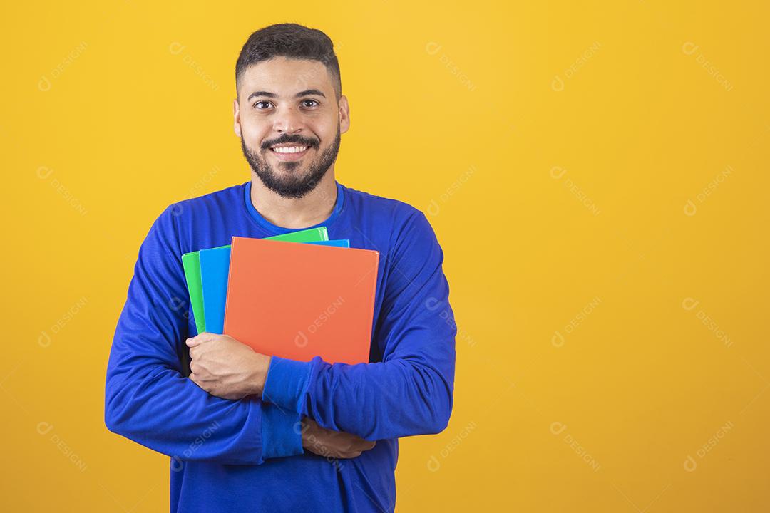Menino jovem estudante sobre fundo amarelo. menino estudante feliz